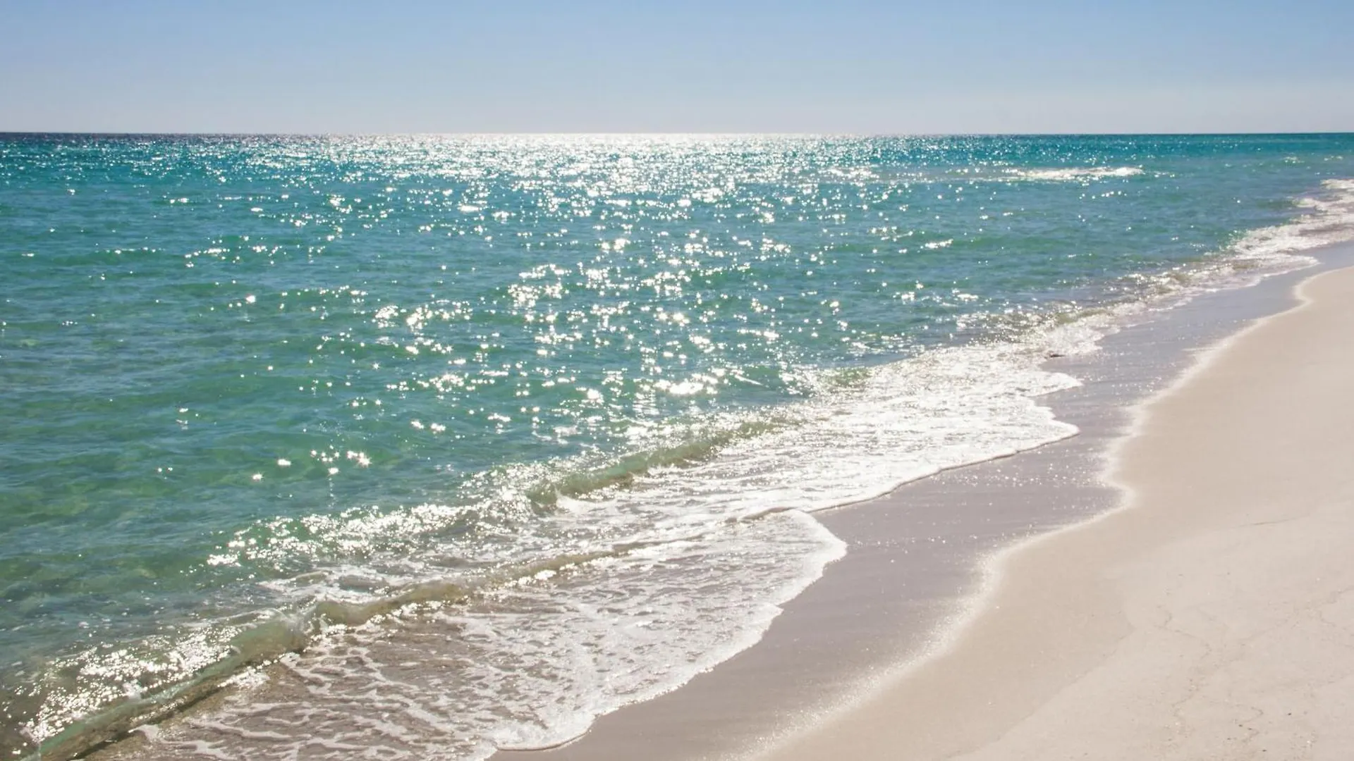Ferienhaus Coastal Hideaway: Cozy Beachfront Studio - Sleeps 4 With Stunning Views! Panama Stadt USA