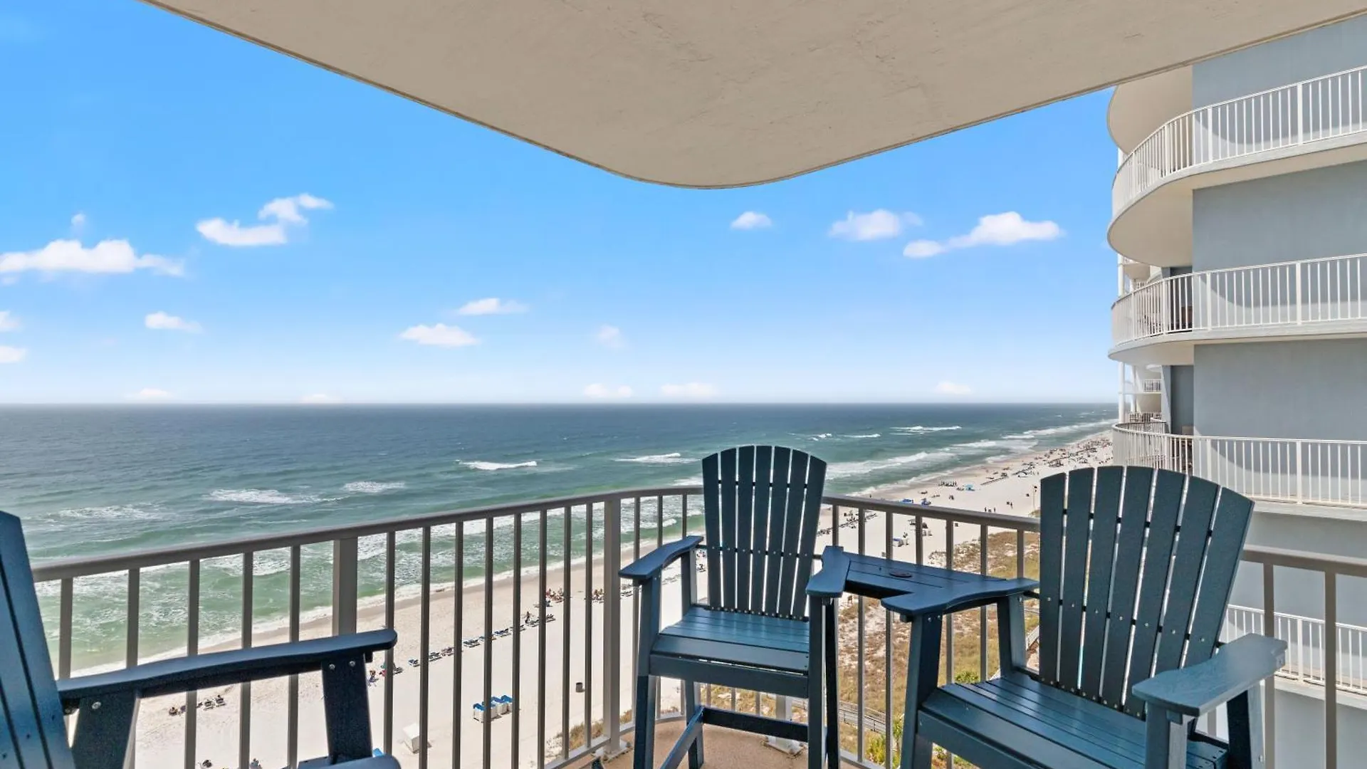 Coastal Hideaway: Cozy Beachfront Studio - Sleeps 4 With Stunning Views! Panama Stadt