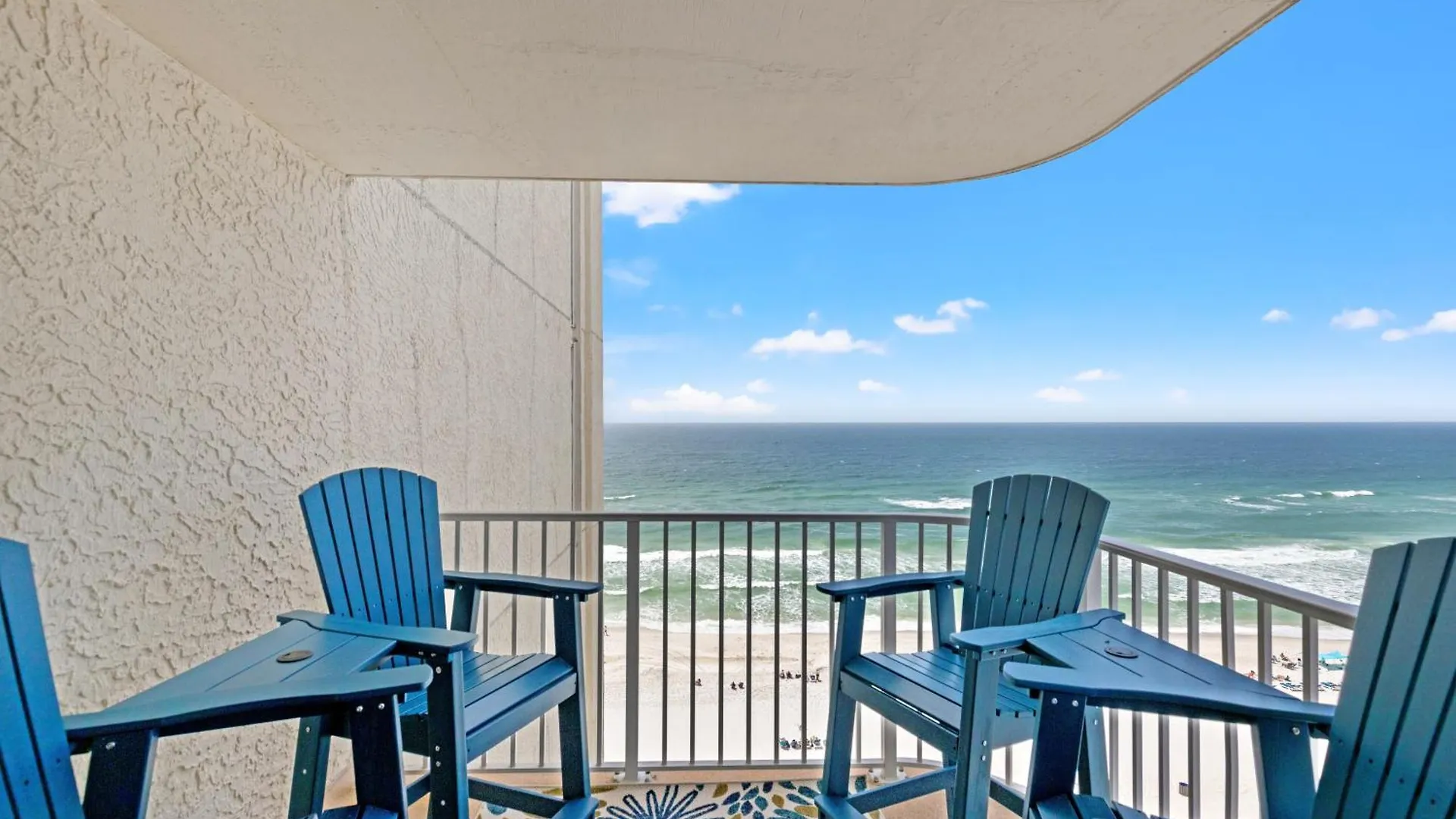 Coastal Hideaway: Cozy Beachfront Studio - Sleeps 4 With Stunning Views! Panama Stadt Ferienhaus