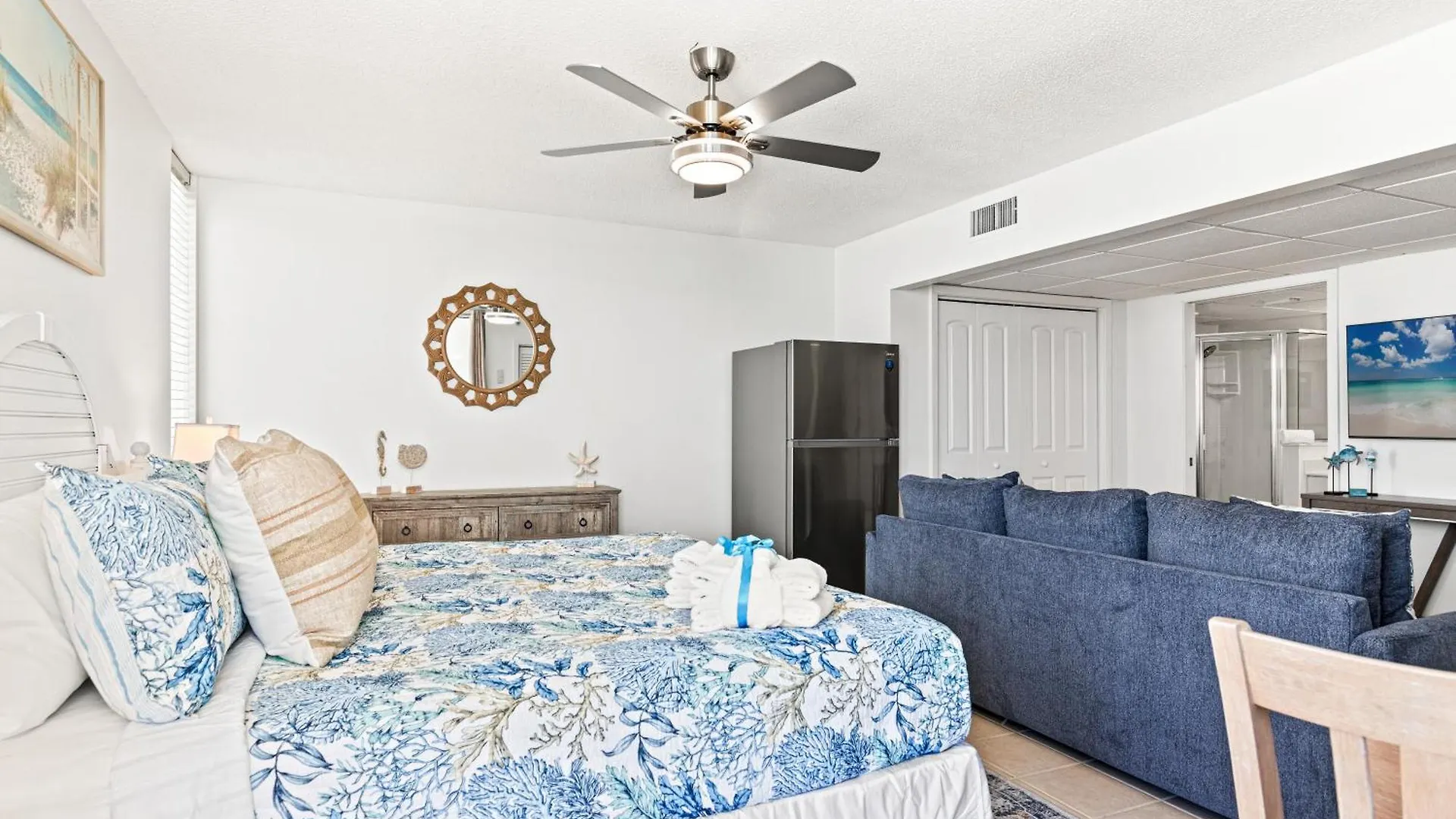 Coastal Hideaway: Cozy Beachfront Studio - Sleeps 4 With Stunning Views! Panama Stadt USA