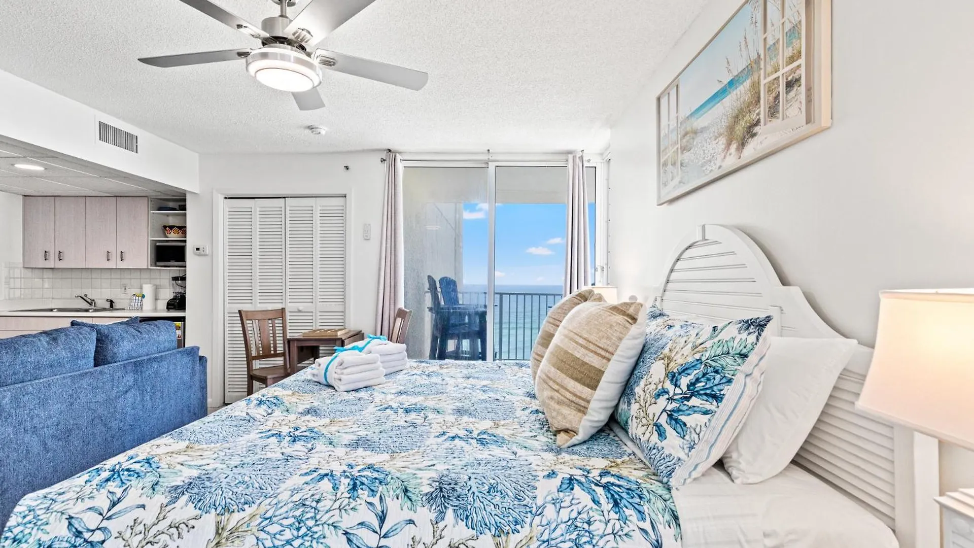 Coastal Hideaway: Cozy Beachfront Studio - Sleeps 4 With Stunning Views! Panama Stadt 0*,  USA