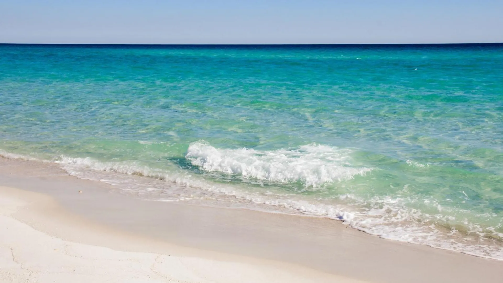 Coastal Hideaway: Cozy Beachfront Studio - Sleeps 4 With Stunning Views! Panama Stadt